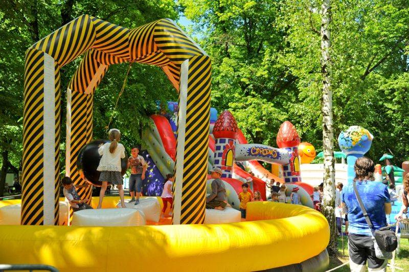 Víkend Mezi ploty: Bohnice ožily hudbou i divadlem, hráli Tomáš Klus, Aneta Langerová, Mňága a Žďorp a další