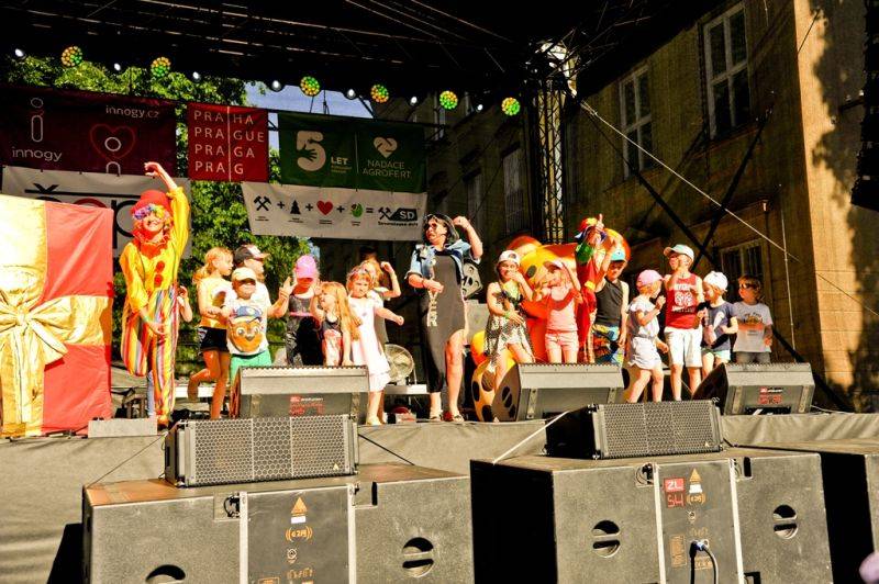 Víkend Mezi ploty: Bohnice ožily hudbou i divadlem, hráli Tomáš Klus, Aneta Langerová, Mňága a Žďorp a další