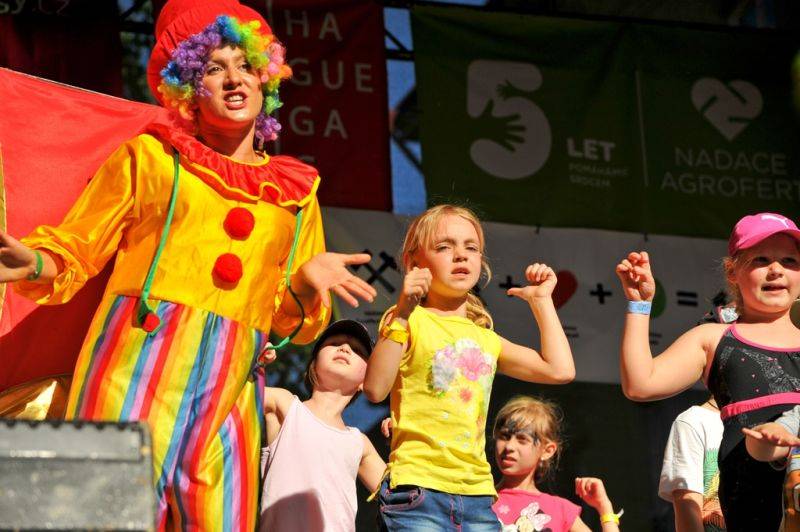 Víkend Mezi ploty: Bohnice ožily hudbou i divadlem, hráli Tomáš Klus, Aneta Langerová, Mňága a Žďorp a další