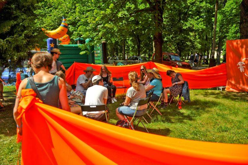 Víkend Mezi ploty: Bohnice ožily hudbou i divadlem, hráli Tomáš Klus, Aneta Langerová, Mňága a Žďorp a další