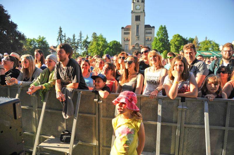Víkend Mezi ploty: Bohnice ožily hudbou i divadlem, hráli Tomáš Klus, Aneta Langerová, Mňága a Žďorp a další