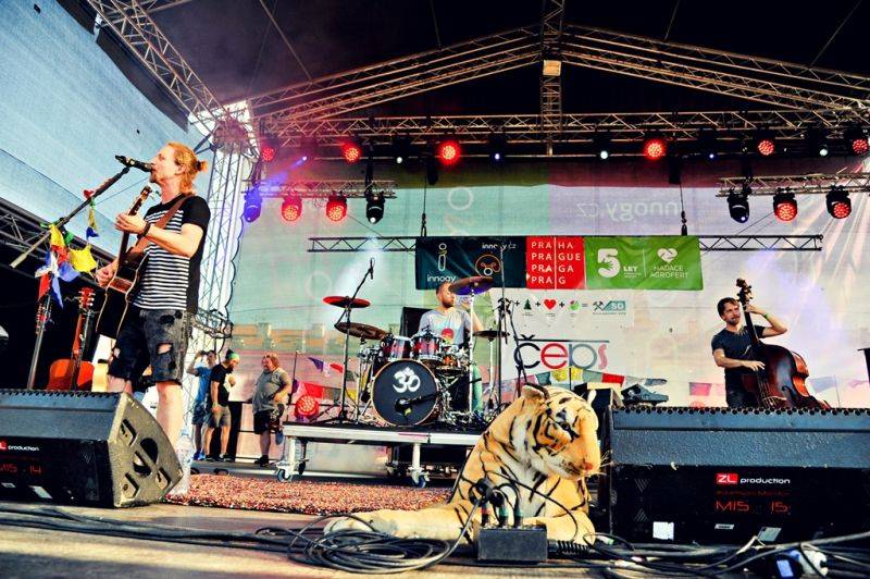 Víkend Mezi ploty: Bohnice ožily hudbou i divadlem, hráli Tomáš Klus, Aneta Langerová, Mňága a Žďorp a další