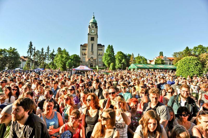 Víkend Mezi ploty: Bohnice ožily hudbou i divadlem, hráli Tomáš Klus, Aneta Langerová, Mňága a Žďorp a další