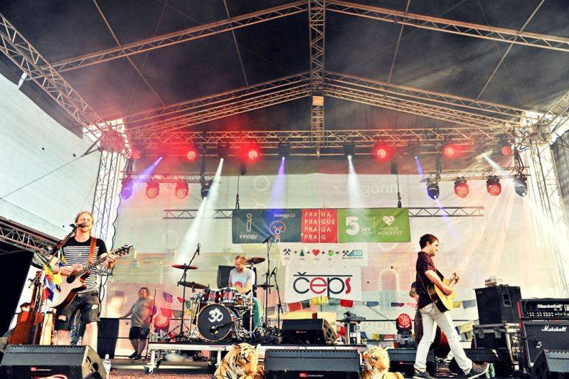 Víkend Mezi ploty: Bohnice ožily hudbou i divadlem, hráli Tomáš Klus, Aneta Langerová, Mňága a Žďorp a další