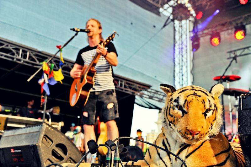 Víkend Mezi ploty: Bohnice ožily hudbou i divadlem, hráli Tomáš Klus, Aneta Langerová, Mňága a Žďorp a další