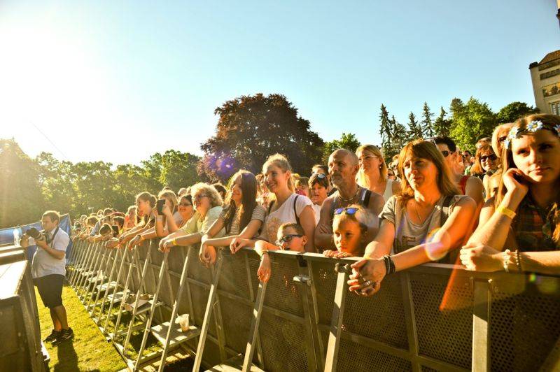 Víkend Mezi ploty: Bohnice ožily hudbou i divadlem, hráli Tomáš Klus, Aneta Langerová, Mňága a Žďorp a další