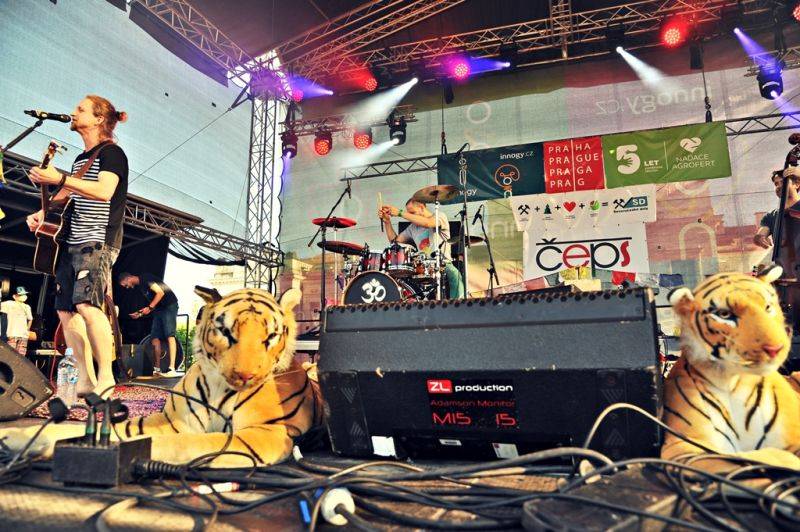 Víkend Mezi ploty: Bohnice ožily hudbou i divadlem, hráli Tomáš Klus, Aneta Langerová, Mňága a Žďorp a další