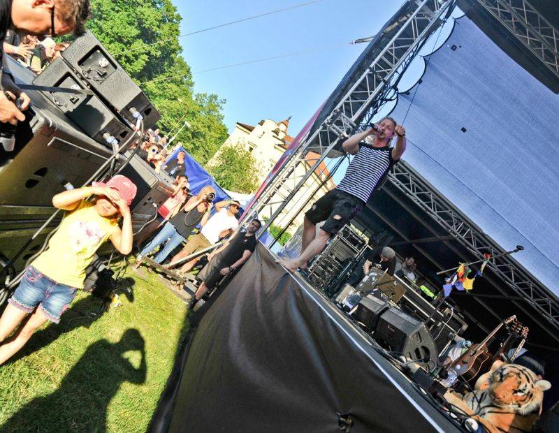 Víkend Mezi ploty: Bohnice ožily hudbou i divadlem, hráli Tomáš Klus, Aneta Langerová, Mňága a Žďorp a další