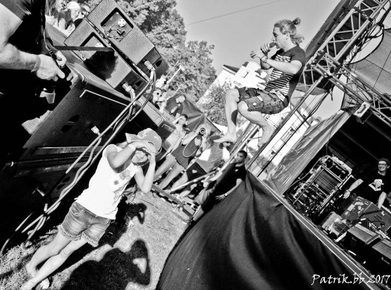 Víkend Mezi ploty: Bohnice ožily hudbou i divadlem, hráli Tomáš Klus, Aneta Langerová, Mňága a Žďorp a další