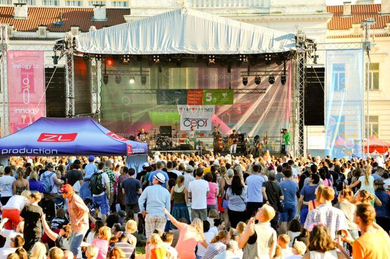 Víkend Mezi ploty: Bohnice ožily hudbou i divadlem, hráli Tomáš Klus, Aneta Langerová, Mňága a Žďorp a další