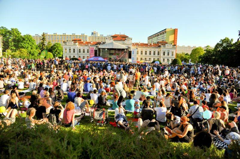 Víkend Mezi ploty: Bohnice ožily hudbou i divadlem, hráli Tomáš Klus, Aneta Langerová, Mňága a Žďorp a další