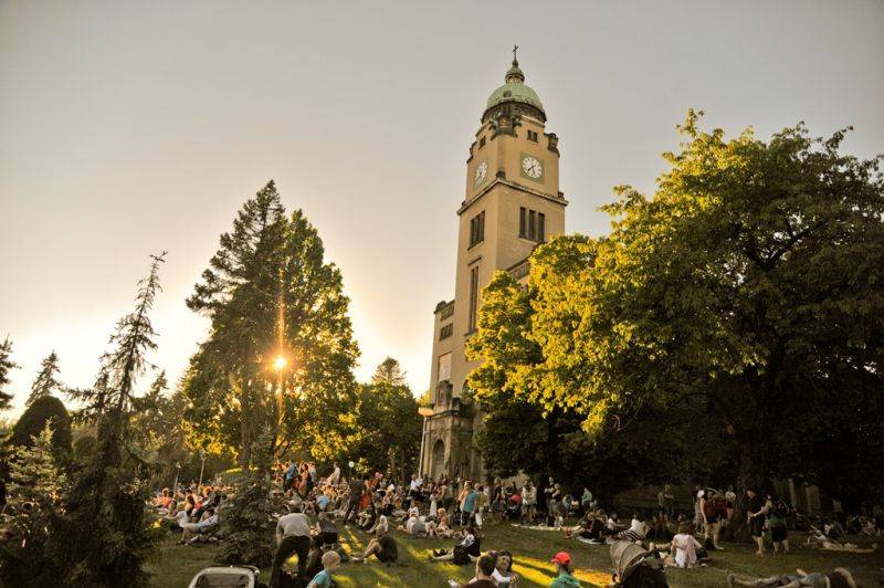 Víkend Mezi ploty: Bohnice ožily hudbou i divadlem, hráli Tomáš Klus, Aneta Langerová, Mňága a Žďorp a další