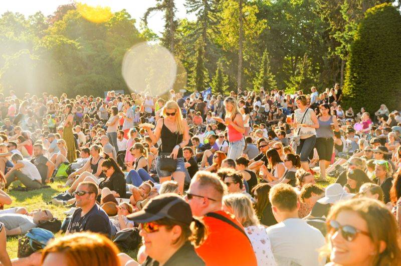 Víkend Mezi ploty: Bohnice ožily hudbou i divadlem, hráli Tomáš Klus, Aneta Langerová, Mňága a Žďorp a další