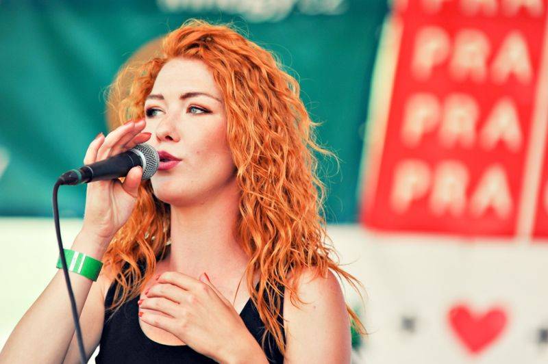 Víkend Mezi ploty: Bohnice ožily hudbou i divadlem, hráli Tomáš Klus, Aneta Langerová, Mňága a Žďorp a další