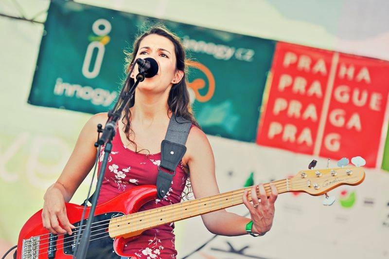 Víkend Mezi ploty: Bohnice ožily hudbou i divadlem, hráli Tomáš Klus, Aneta Langerová, Mňága a Žďorp a další