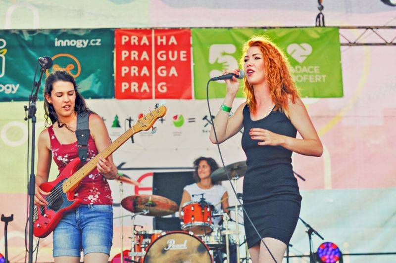 Víkend Mezi ploty: Bohnice ožily hudbou i divadlem, hráli Tomáš Klus, Aneta Langerová, Mňága a Žďorp a další