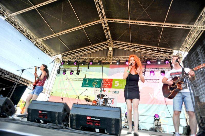 Víkend Mezi ploty: Bohnice ožily hudbou i divadlem, hráli Tomáš Klus, Aneta Langerová, Mňága a Žďorp a další