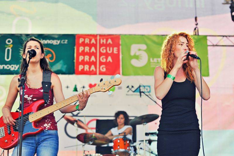 Víkend Mezi ploty: Bohnice ožily hudbou i divadlem, hráli Tomáš Klus, Aneta Langerová, Mňága a Žďorp a další