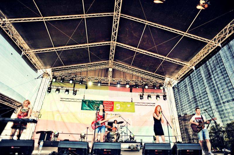 Víkend Mezi ploty: Bohnice ožily hudbou i divadlem, hráli Tomáš Klus, Aneta Langerová, Mňága a Žďorp a další