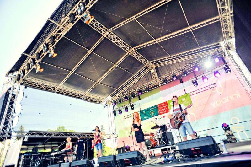 Víkend Mezi ploty: Bohnice ožily hudbou i divadlem, hráli Tomáš Klus, Aneta Langerová, Mňága a Žďorp a další