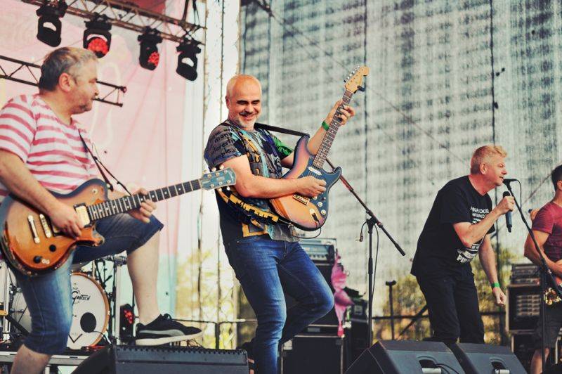 Víkend Mezi ploty: Bohnice ožily hudbou i divadlem, hráli Tomáš Klus, Aneta Langerová, Mňága a Žďorp a další