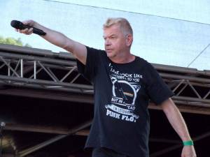 Druhý den Mezi ploty: Mňága a Žďorp se zkoušela prokopat ven, zábava v Bohnicích gradovala