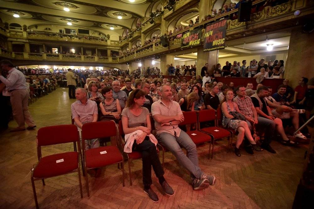 The Dire Straits Experience zahráli v Lucerně své hity z osmdesátých let