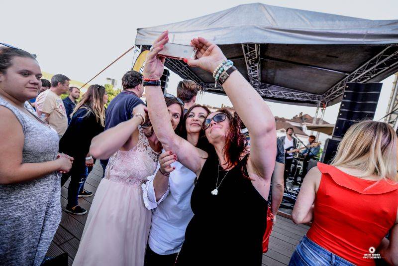 Chinaski zpívali na střeše, že jim není do pláče