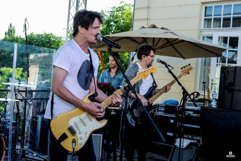 Chinaski zpívali na střeše, že jim není do pláče