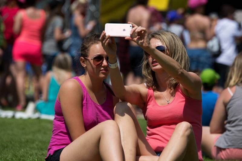 Okoř se šťávou (I.): Odpoledne diváky rozezpívali Rybičky 48, Wohnout nebo Sebastian