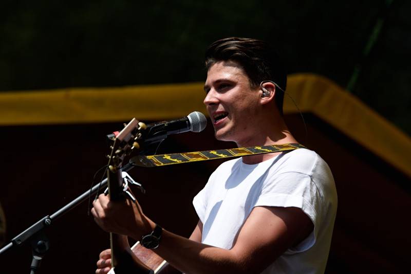 Okoř se šťávou (I.): Odpoledne diváky rozezpívali Rybičky 48, Wohnout nebo Sebastian