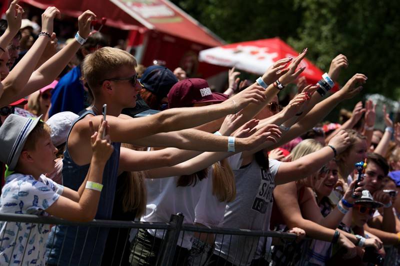 Okoř se šťávou (I.): Odpoledne diváky rozezpívali Rybičky 48, Wohnout nebo Sebastian