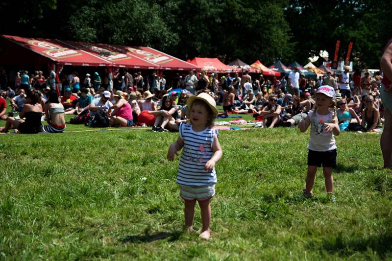 Okoř se šťávou (I.): Odpoledne diváky rozezpívali Rybičky 48, Wohnout nebo Sebastian