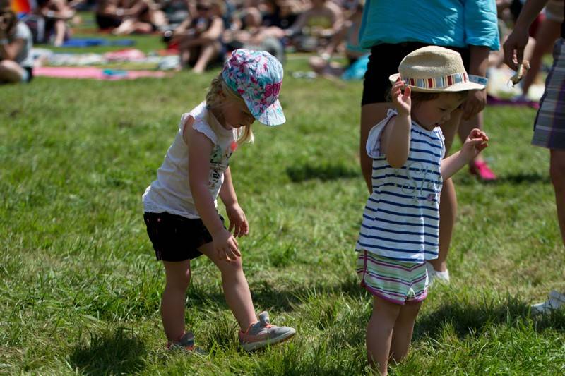 Okoř se šťávou (I.): Odpoledne diváky rozezpívali Rybičky 48, Wohnout nebo Sebastian