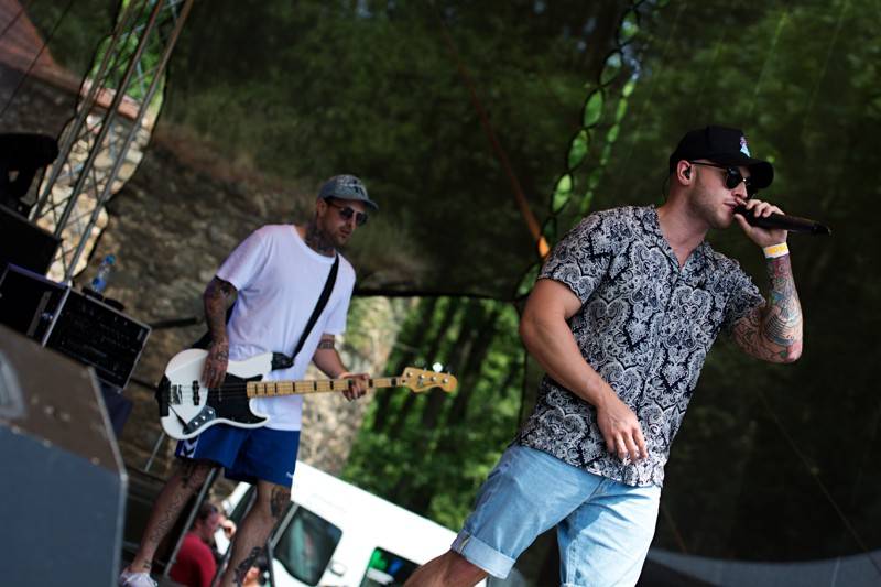 Okoř se šťávou (I.): Odpoledne diváky rozezpívali Rybičky 48, Wohnout nebo Sebastian