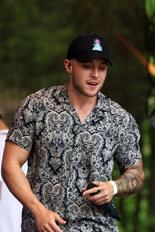 Okoř se šťávou (I.): Odpoledne diváky rozezpívali Rybičky 48, Wohnout nebo Sebastian