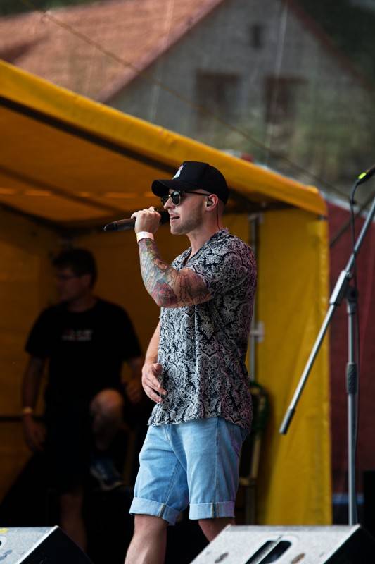 Okoř se šťávou (I.): Odpoledne diváky rozezpívali Rybičky 48, Wohnout nebo Sebastian