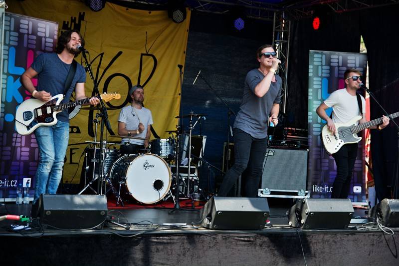 Okoř se šťávou (I.): Odpoledne diváky rozezpívali Rybičky 48, Wohnout nebo Sebastian