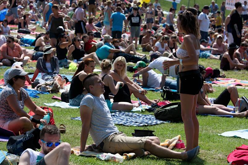 Okoř se šťávou (I.): Odpoledne diváky rozezpívali Rybičky 48, Wohnout nebo Sebastian