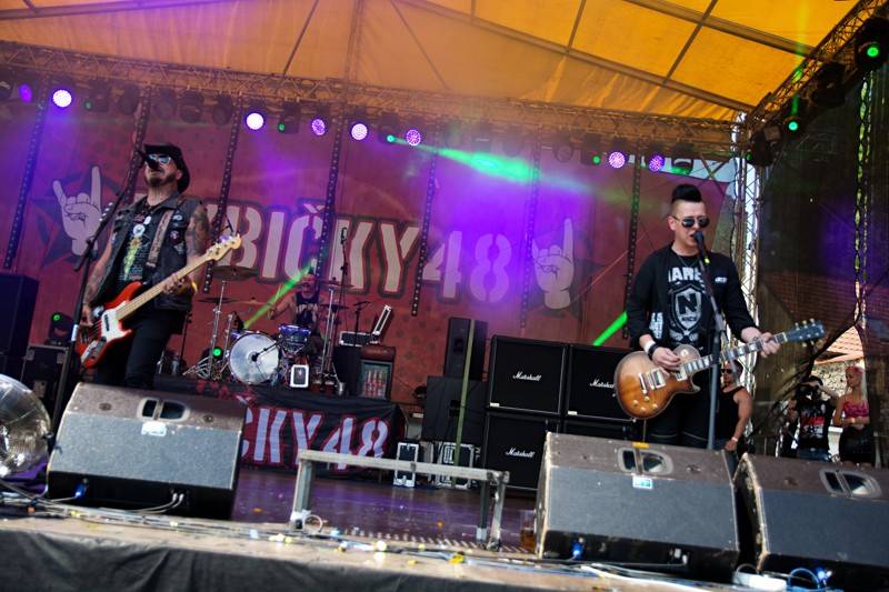 Okoř se šťávou (I.): Odpoledne diváky rozezpívali Rybičky 48, Wohnout nebo Sebastian