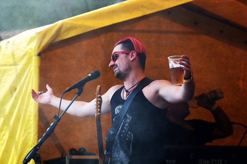 Okoř se šťávou (I.): Odpoledne diváky rozezpívali Rybičky 48, Wohnout nebo Sebastian