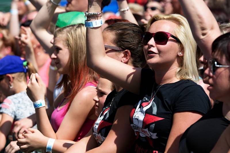 Okoř se šťávou (I.): Odpoledne diváky rozezpívali Rybičky 48, Wohnout nebo Sebastian