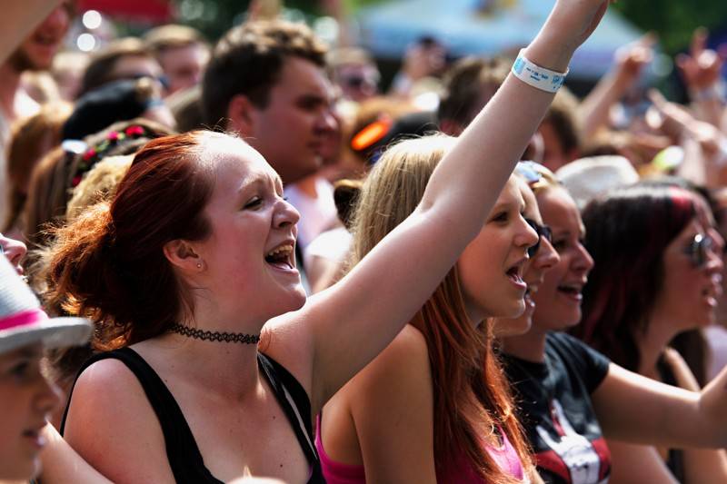 Okoř se šťávou (I.): Odpoledne diváky rozezpívali Rybičky 48, Wohnout nebo Sebastian