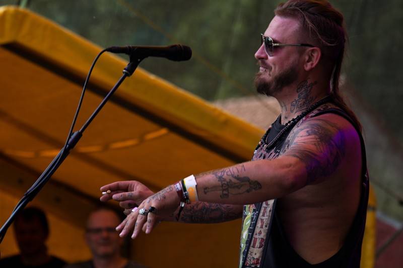 Okoř se šťávou (I.): Odpoledne diváky rozezpívali Rybičky 48, Wohnout nebo Sebastian