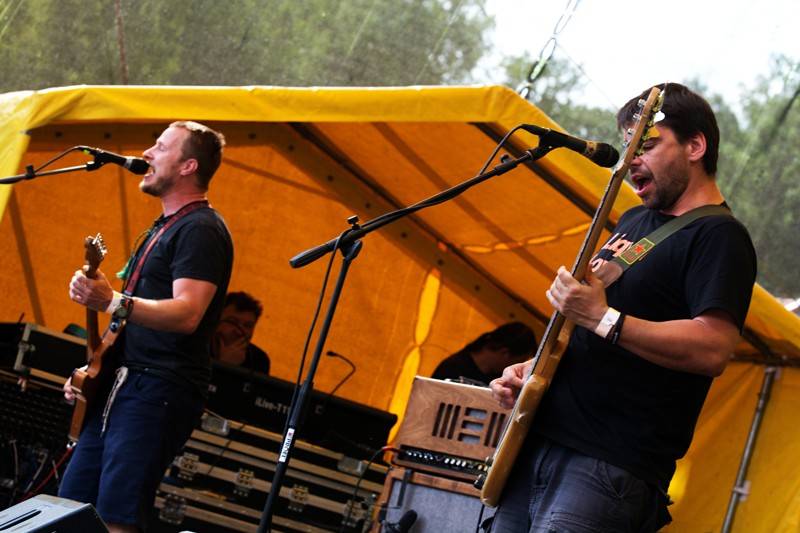 Okoř se šťávou (I.): Odpoledne diváky rozezpívali Rybičky 48, Wohnout nebo Sebastian