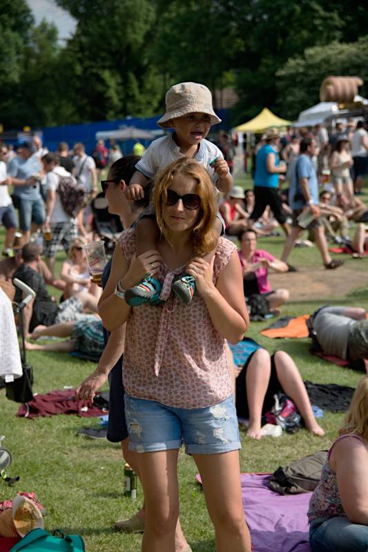 Okoř se šťávou (I.): Odpoledne diváky rozezpívali Rybičky 48, Wohnout nebo Sebastian