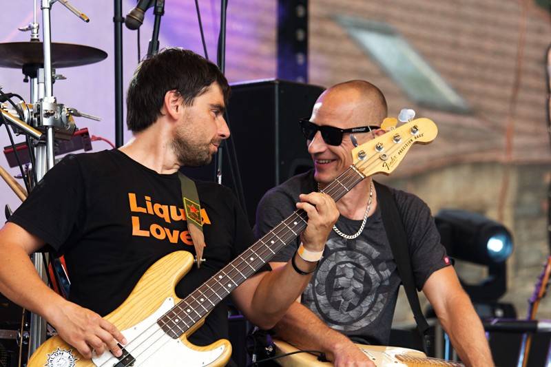 Okoř se šťávou (I.): Odpoledne diváky rozezpívali Rybičky 48, Wohnout nebo Sebastian