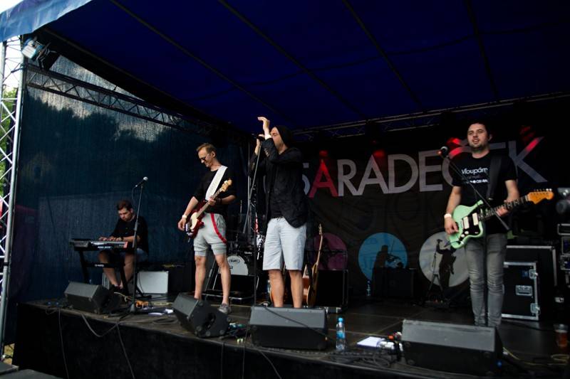 Okoř se šťávou (I.): Odpoledne diváky rozezpívali Rybičky 48, Wohnout nebo Sebastian