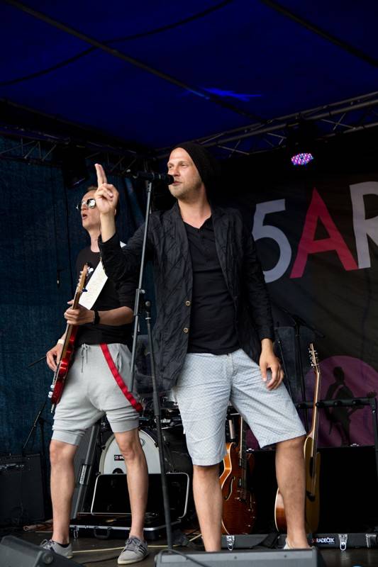 Okoř se šťávou (I.): Odpoledne diváky rozezpívali Rybičky 48, Wohnout nebo Sebastian