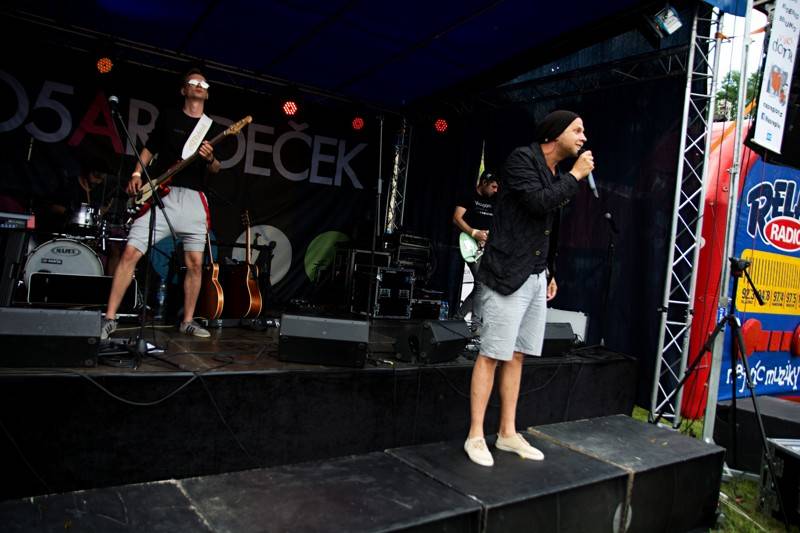 Okoř se šťávou (I.): Odpoledne diváky rozezpívali Rybičky 48, Wohnout nebo Sebastian